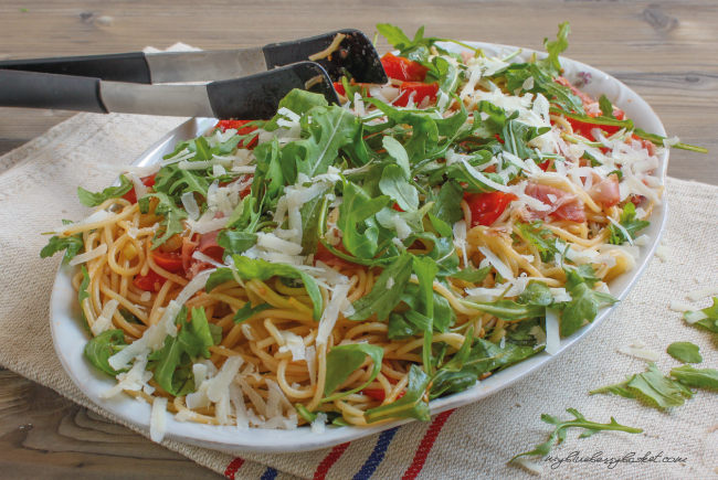 photo spaghetti with ham and arugula