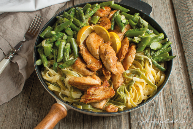 photo pasta with chicken, asparagus and lemon sauce