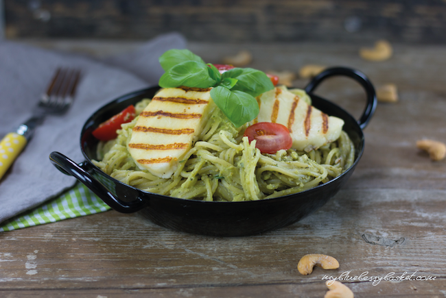 photo spaghetti with avocado-cashew pesto