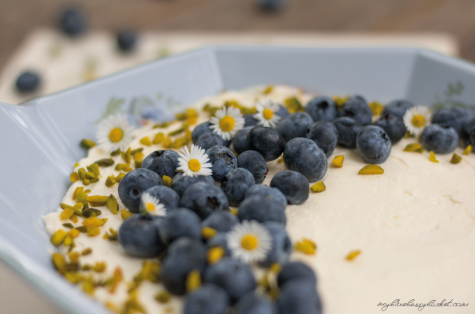 blueberry tiramisu with limes