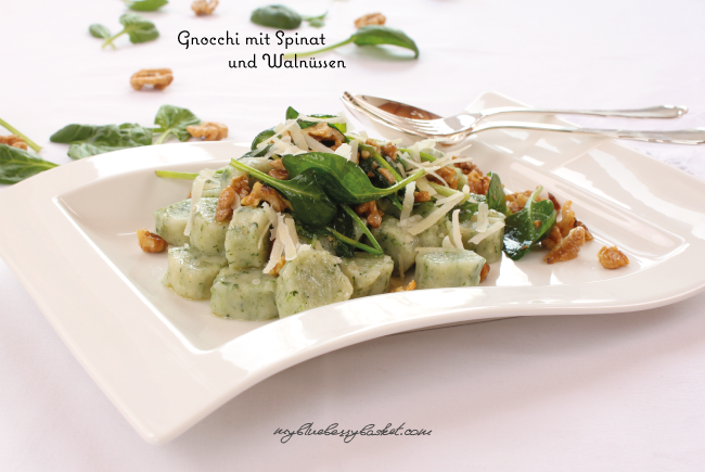 photo of gnocchi with spinach and walnuts