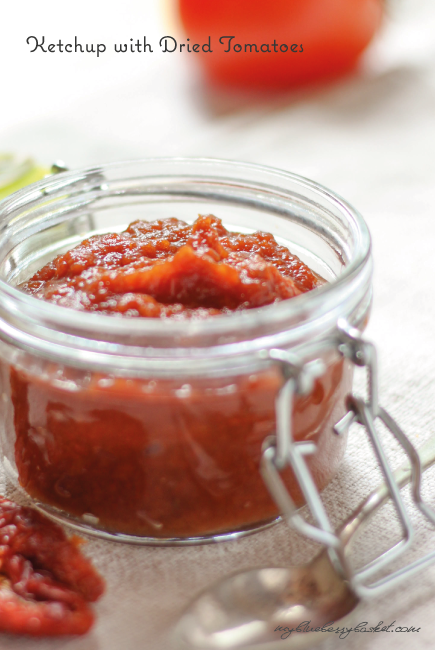 Foto Ketchup mit getrockneten Tomaten