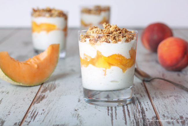 Foto von Knuspermuesli mit Pfirsichen und Joghurt