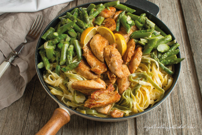 Foto Pasta mit Huhn und Spargel in Zitronensauce