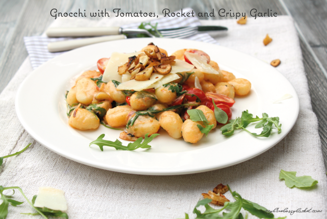 Foto von Gnocchi mit Tomaten und Rucola