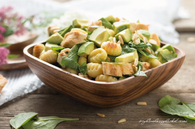 Foto von Gnocchi-Salat mit Huhn und Avocados