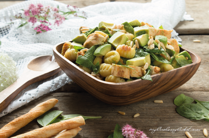 Foto von Gnocchi-Salat mit Huhn und Avocados