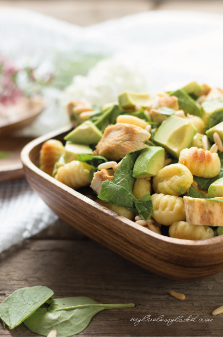 Foto von Gnocchi-Salat mit Huhn und Avocados