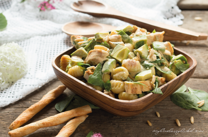 Foto von Gnocchi-Salat mit Huhn und Avocados