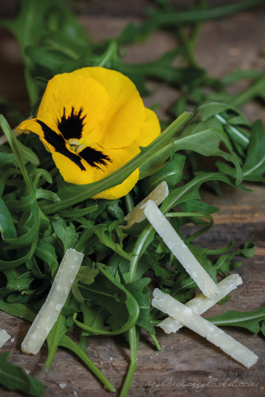 Foto von Rucola und Parmesan