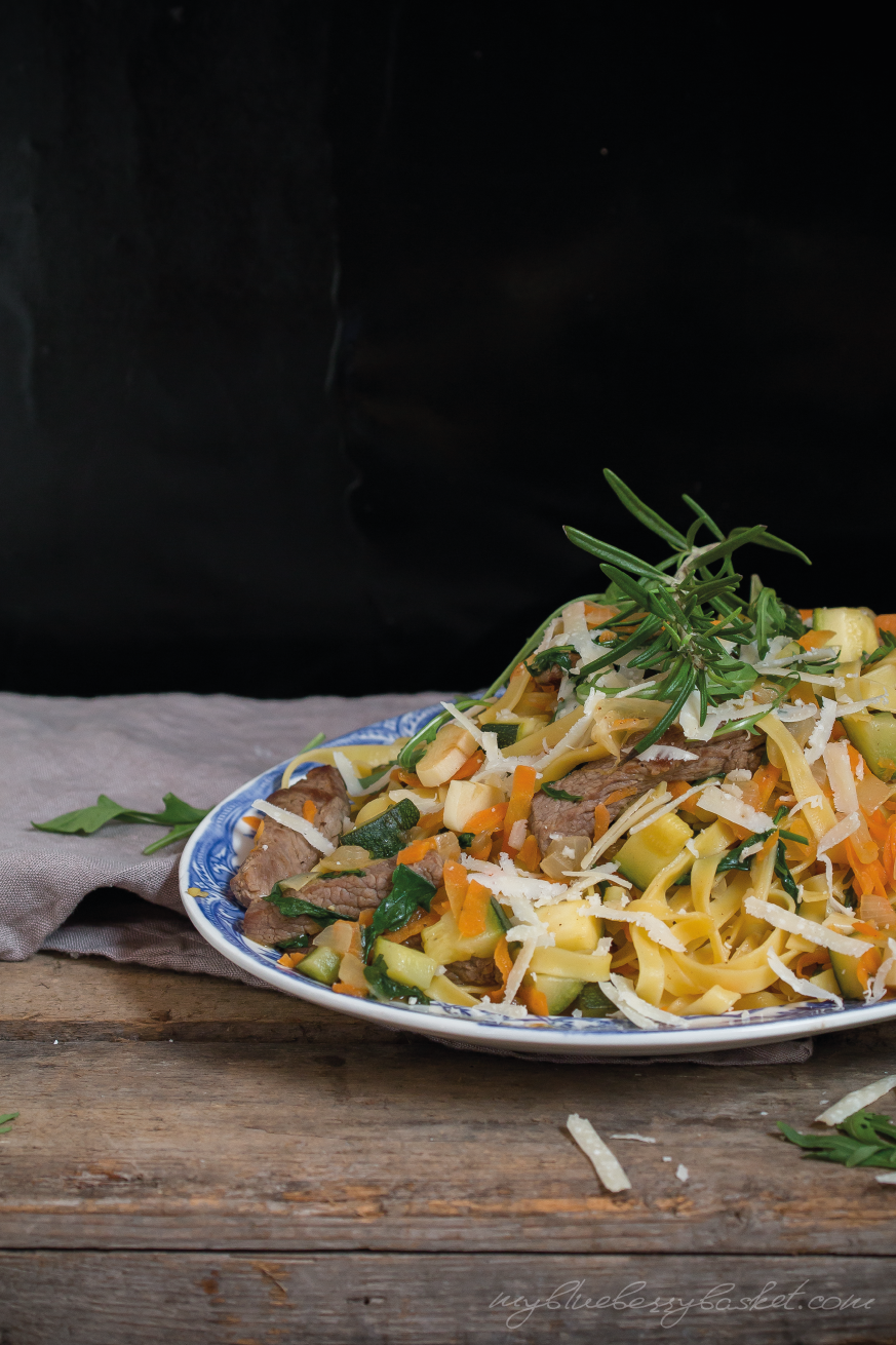 Foto von Linguine mit Steak und Rucola