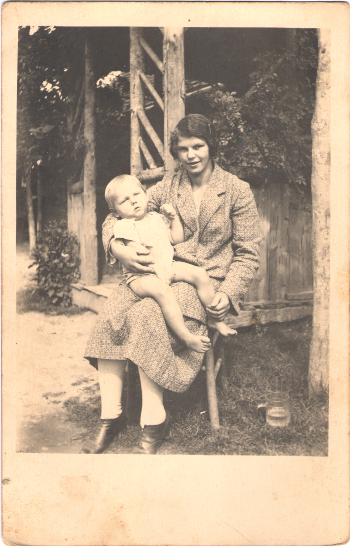 Foto meiner Oma und ihrem Pflegekind