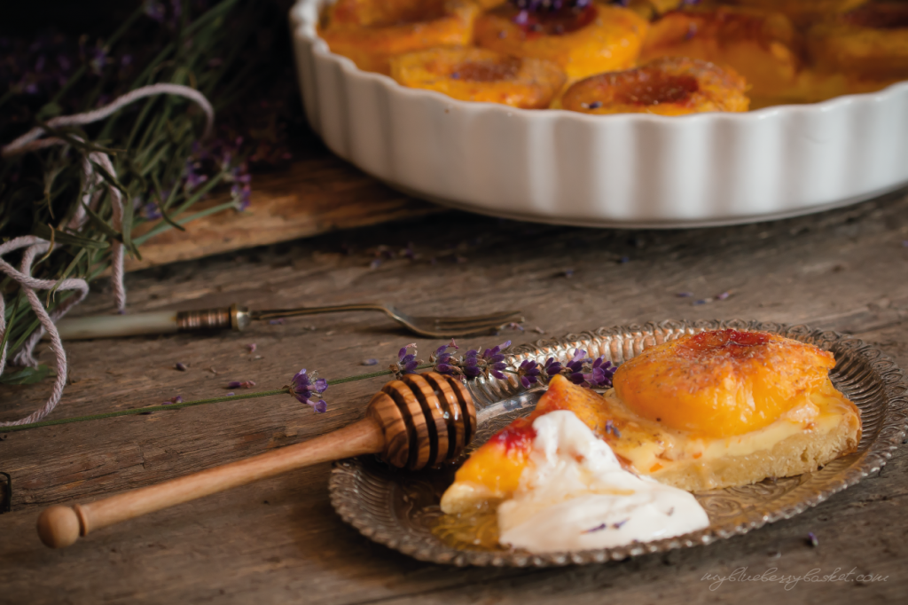 Foto Pfirsichtarte mit Lavendel